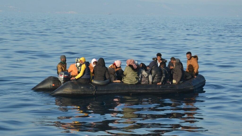 Fas açıklarındaki bir botta düzensiz göçmenler. Fotoğraf: anadolu ajansı