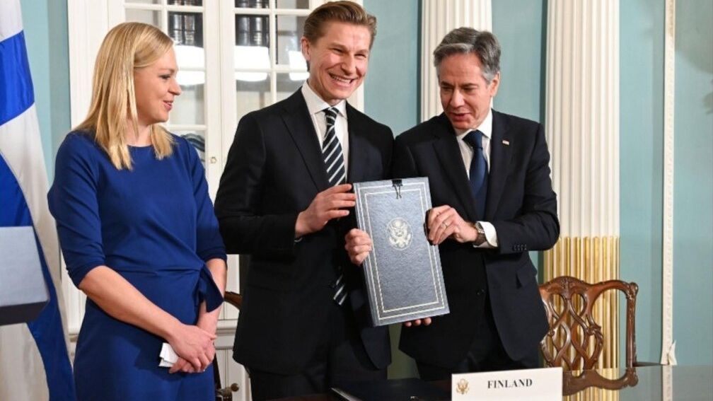 Finlandiya dışişleri bakanı elina valtonen (solda), finlandiya savunma bakanı antti häkkänen (ortada), abd dışişleri bakanı antony blinken (sağda) savunmada iş birliği anlaşmasını imzaladıktan sonra. Fotoğraf: ristosuomela