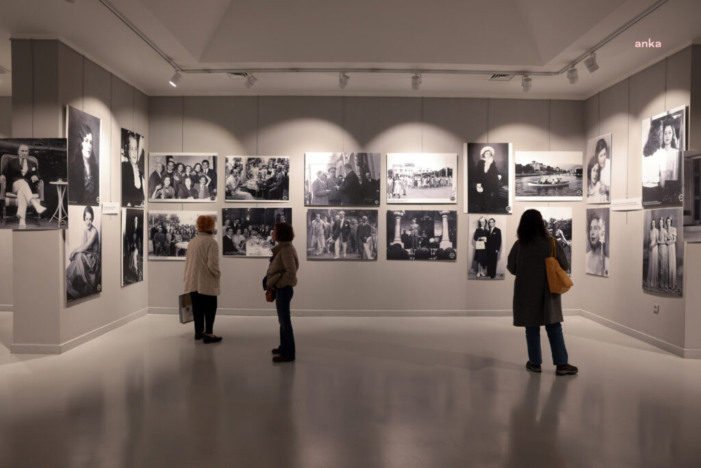 Sergideki fotoğraflar, türk kadınının dünyanın pek çok ülkesinden önce elde ettiği haklardan yola çıkarak, genç türkiye cumhuriyeti’nin deneyimlerini de ortaya koyuyor.  