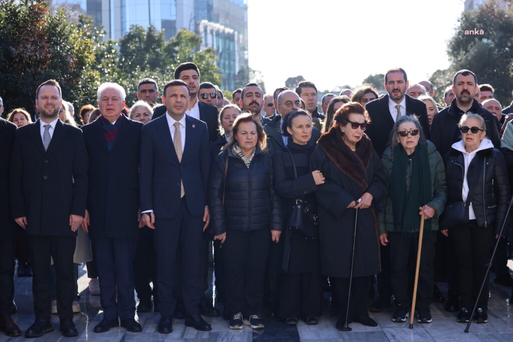 Anmaya i̇smet i̇nönü’nün kardeşinin kızı mutlu i̇lmen, chp i̇stanbul i̇l başkanı özgür çelik ile i̇stanbul i̇l yönetimi, parti meclis üyeleri, gençlik kolları başkanı erdem kara, şişli i̇lçe başkanı tamer özcanlı, beşiktaş i̇lçe başkanı alican şen ile i̇bb meclis üyeleri ve çok sayıda vatandaş katıldı