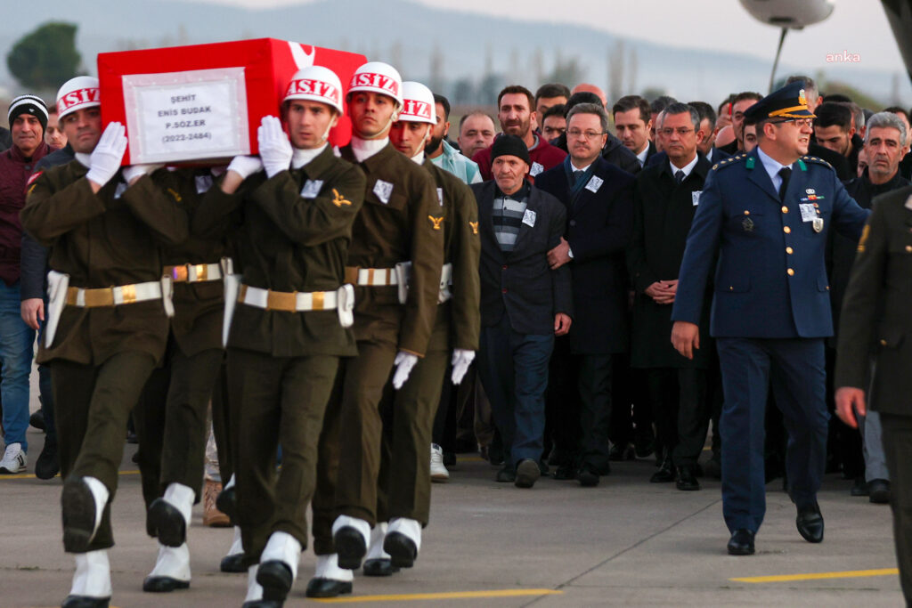 Chp genel başkanı özgür özel, kuzey irak’ta pençe kilit bölgesinde şehit düşen sözleşmeli piyade er enis budak’ın manisa’da düzenlenen cenaze törenine katıldı