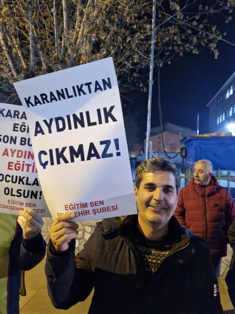 Karanliktan aydinlik ciikmaz