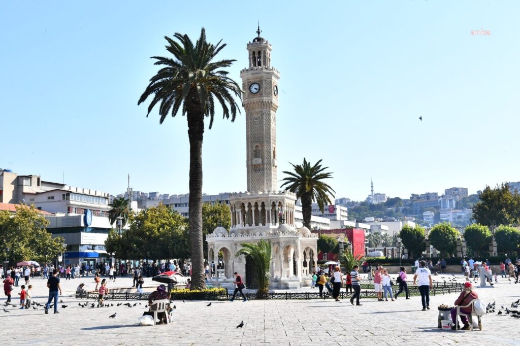 Lonely planet , i̇zmir'i 2024'de seyahat edilebilecek 10 şehir listesine aldı