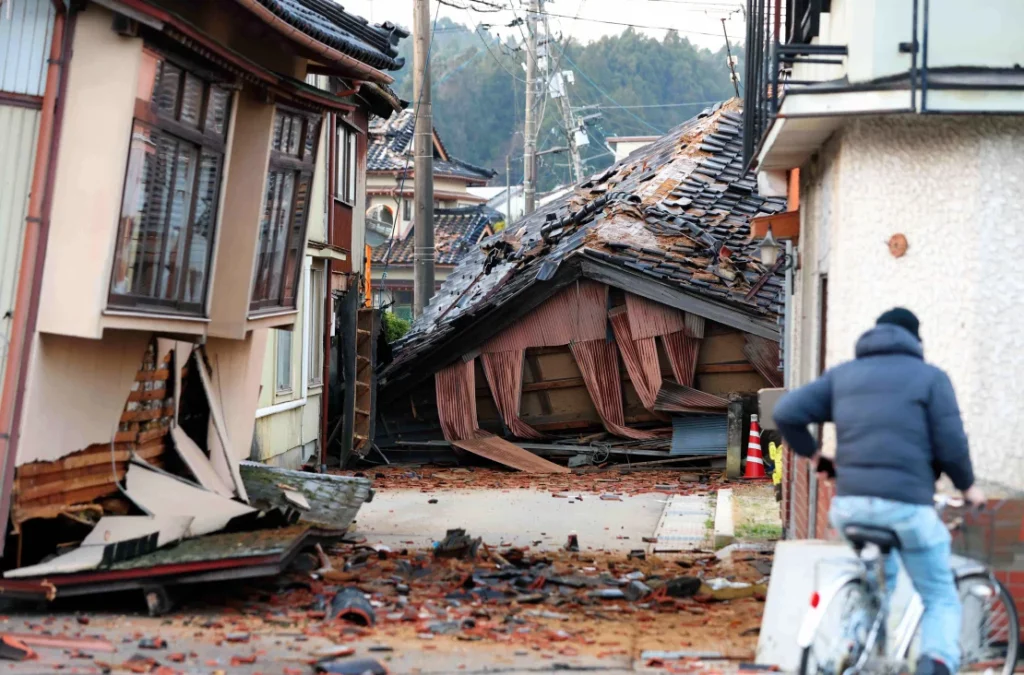 Japonya'da deprem felaketinin ardından anamizu i̇şikawa'da yıkılmış binalar. Fotoğraf: the asahi shimbun