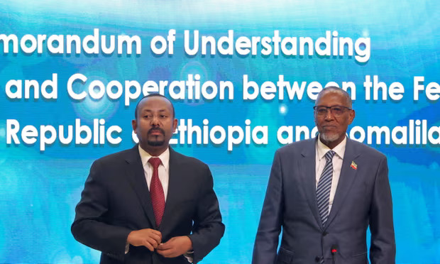 Somaliland başkanı muse bihi ve etiyopya başbakanı abiy ahmed, etiyopyanın kızıldenize erişimini sağlayan anlaşmanın imzalanması sırasında. Fotoğraf: tiksa negeri