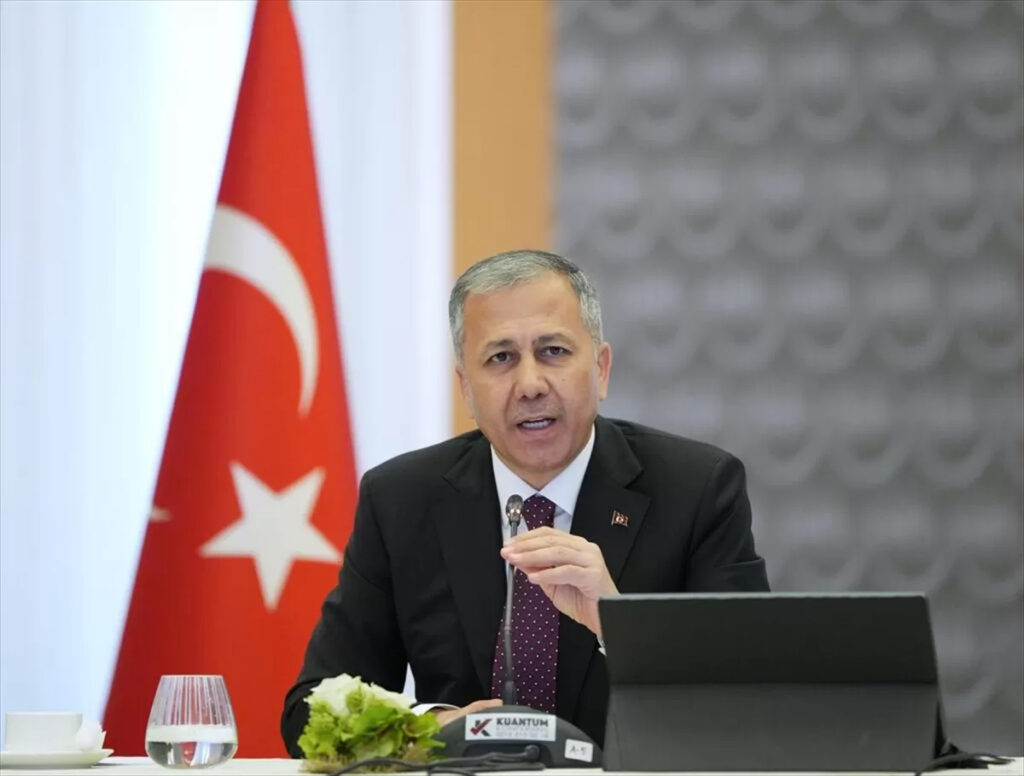 Ankara’da vekaletler caddesi’nde polisin üzerine doğru koşan ve dur ihtarına uymayan bir şahıs polis tarafından etkisiz hale getirilerek yakalandı.