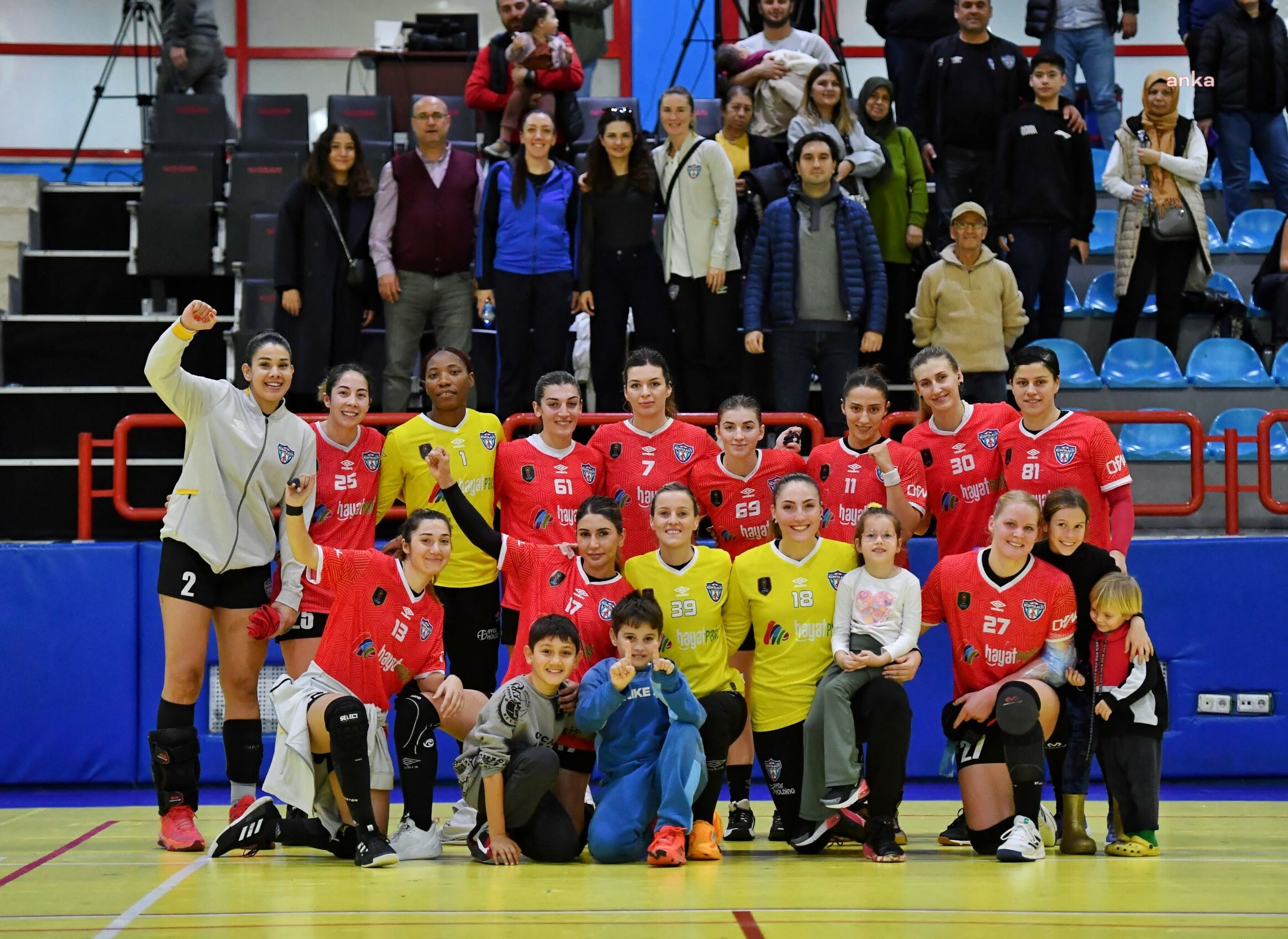 Mavi kelebekler, hentbol kadınlar süper ligi’nde oynadığı 12 maçı da kazandı. Konyaaltı’nın mavi kelebekleri, deplasmanda karşılaşacağı anadolu üniversitesi’ni de yenerek galibiyet serisini devam ettirmek i̇stiyor.