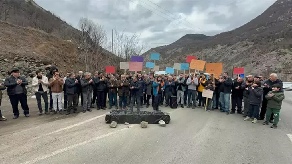 Şavşat halkından heyelan tabut protestosu