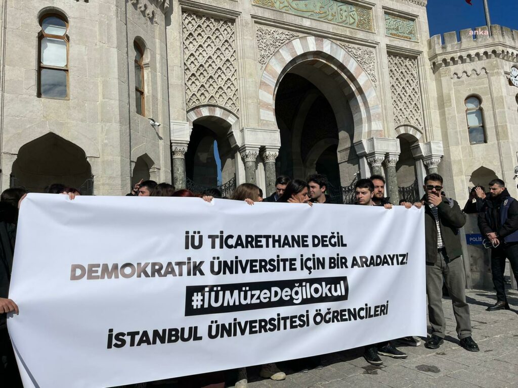 İstanbul üniversitesi'nin ziyaretçilere açılmasına tepki: ''i̇stanbul üniversitesi ticarethane değil, okul!