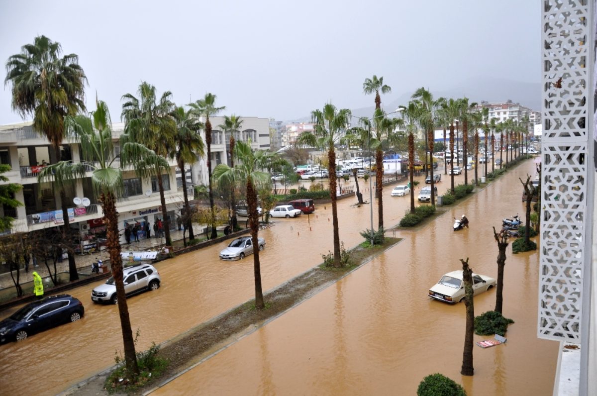 Antalya'nın 5 i̇lçesinde olumsuz hava koşulları nedeniyle eğitime 1 gün süreyle ara verildi