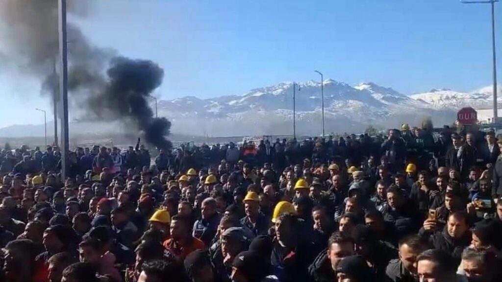 Konya'da seydişehir eti alüminyum fabrikası i̇şçileri düşük ücretleri protesto etti