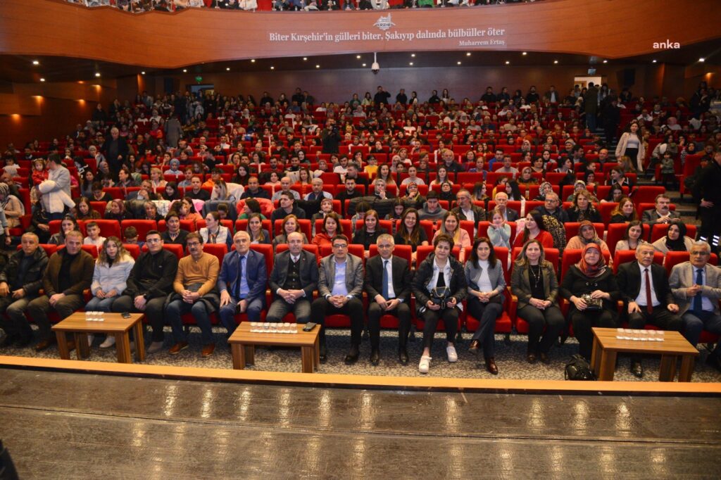 Kırşehir belediyesi korosu'nun yeşilçam film müzikleri konseri'ne yoğun i̇lgi