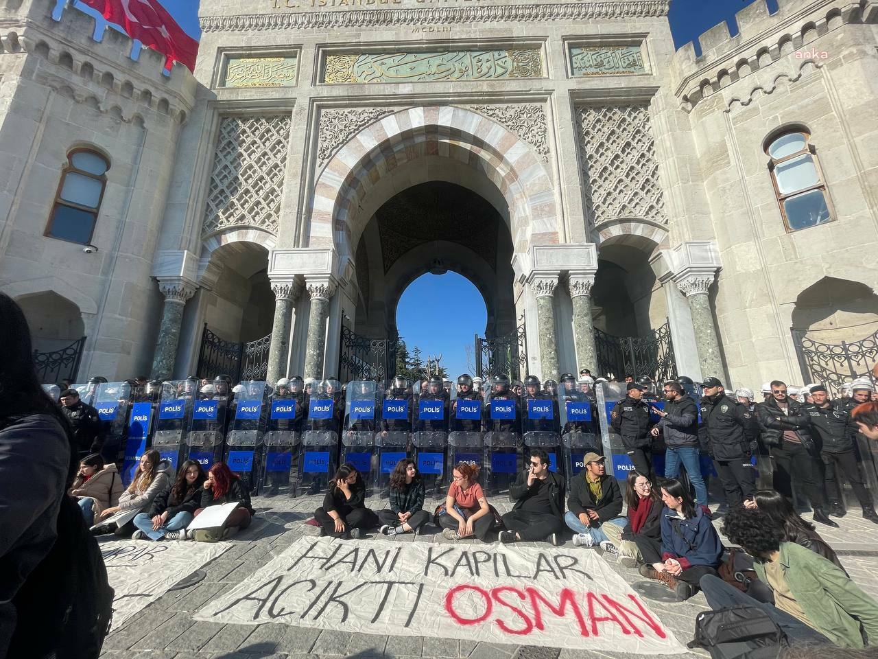 Öğrenciler, turistlerin üniversiteye alınıp, arkadaşlarının alınmamasını sloganlarla protesto etti.