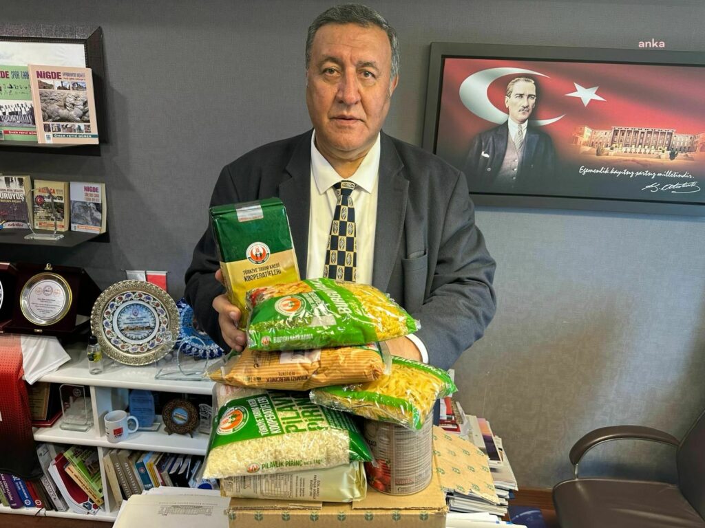 Ömer fethi gürer: ''tarım kredi kooperatifi marketlerinde ramazan kolisi 449 lira 99 kuruş. İçinde et, süt, peynir, zeytin yok''