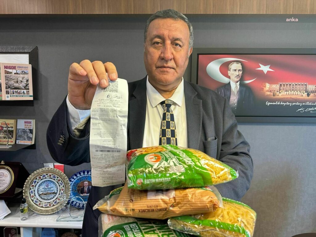 Ömer fethi gürer: ''tarım kredi kooperatifi marketlerinde ramazan kolisi 449 lira 99 kuruş. İçinde et, süt, peynir, zeytin yok''