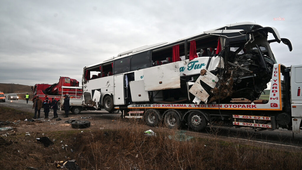 Yozgat'ta yolcu otobüsü şarampole devrildi, 1 kişi öldü 18 kişi yaralandı