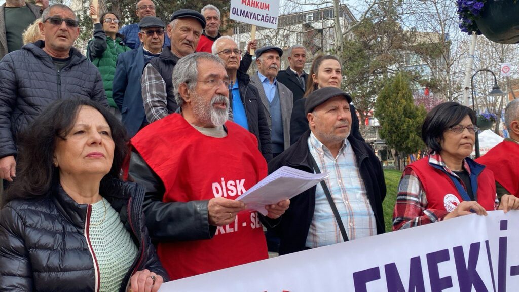 Bilecik'te emekliler düşük emekli maaşı ve bayram i̇kramiyesini protesto etti