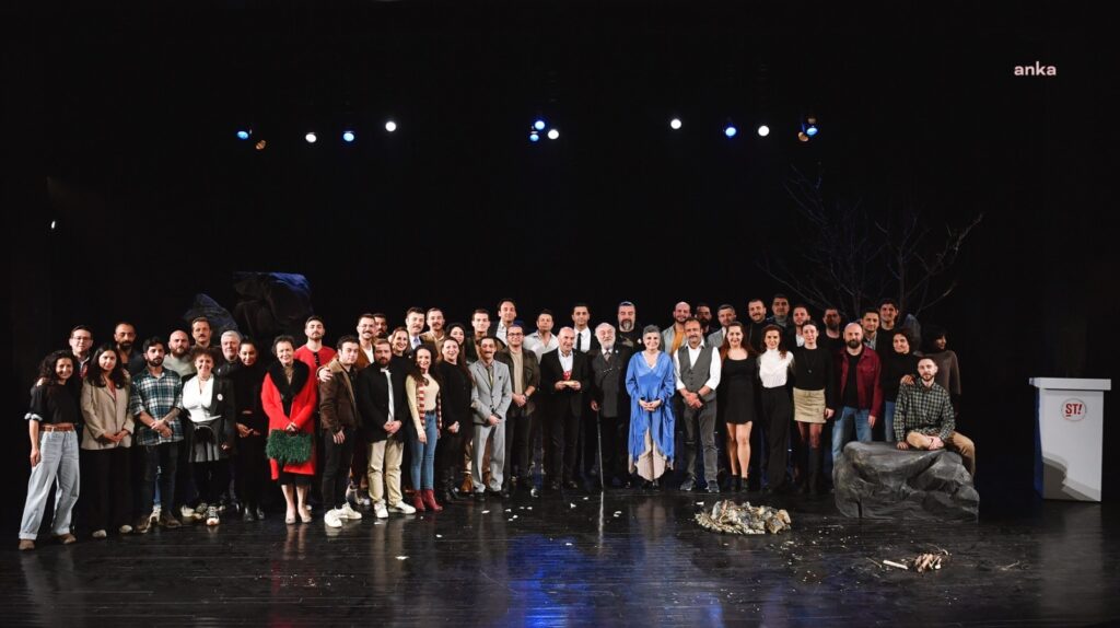 İzmir şehir tiyatrosu sanatçılarından başkan soyer'e teşekkür: ''türk tiyatrosunda tarih yazdınız sayın başkan''
