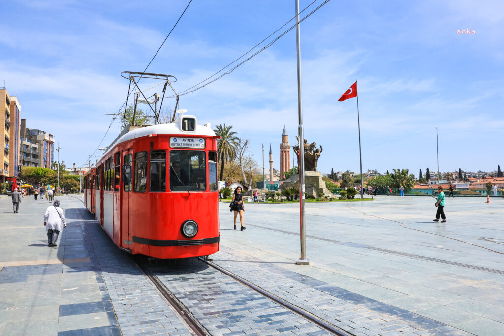 Antalya'da nostalji tramvayı seferlerine başladı