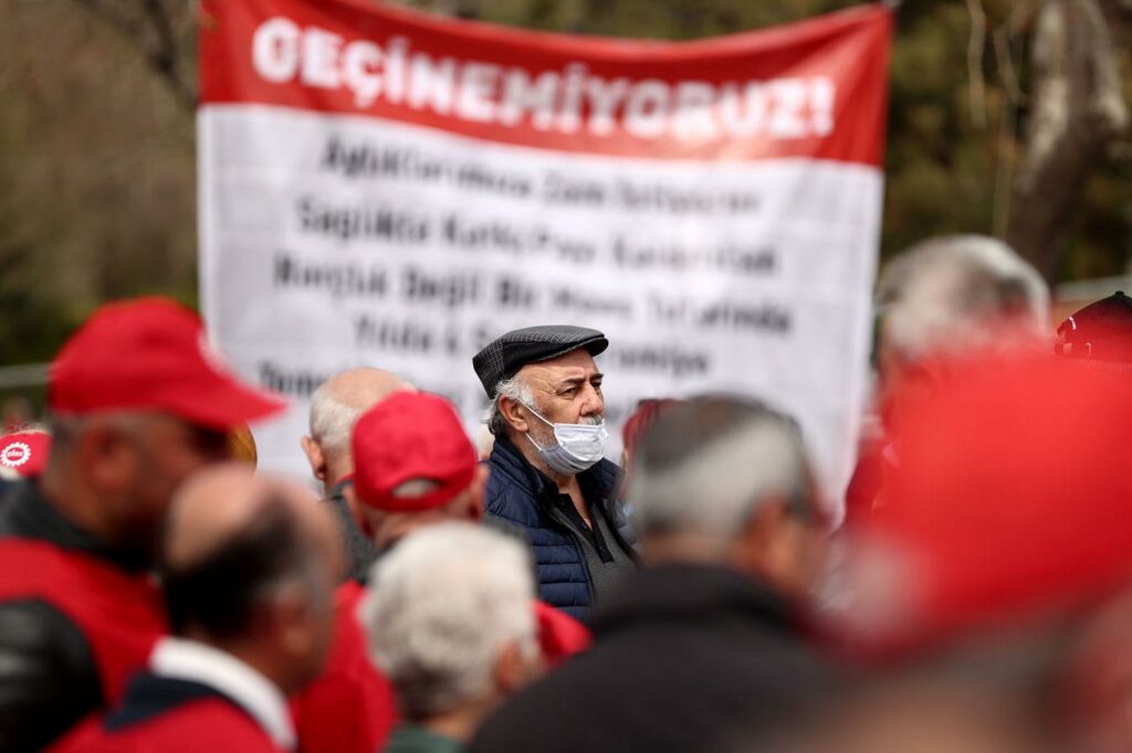 Özgür özel'den büyük emekli mitingine çağrı: ''onurlu yaşam, hakça paylaşım için emeklilere sahip çıkmak i̇steyen herkesi bekliyoruz''