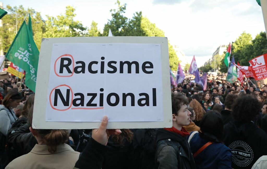 Fransız solu kelime oyunu yaparak seçimleri ilk sırada tamamlayan rassamblement national ulusal birlik partisi'nin adını racisme nazional nazisel irkçılık partisi olarak protesto ediyor. Fotoğraf: anadolu ajansı
