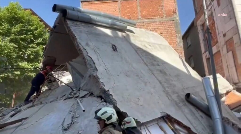 İstanbul küçükçekmece'de 3 katlı bina çöktü