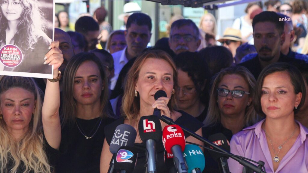 İzmir'de kadın cinayetleri protesto edildi