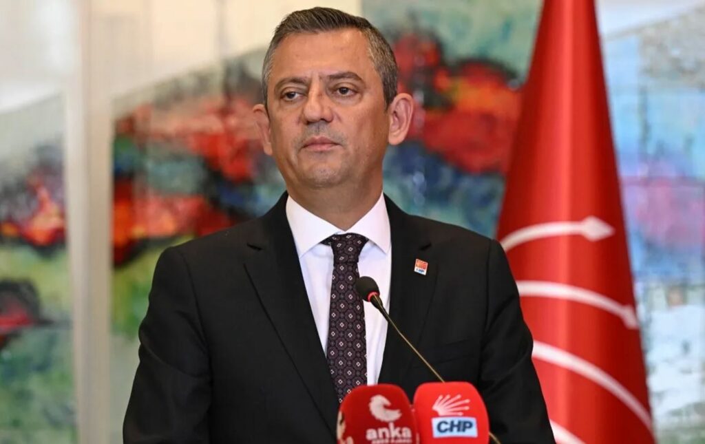 Chp genel başkanı özgür özel, “ben erken seçimden kaçmam, bunun için koşarım” diyerek “bugünden bir buçuk yıl sonra” erken seçim olabileceğini söyledi.