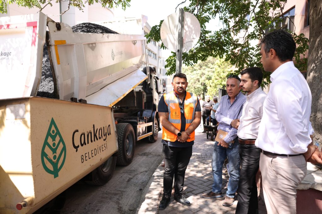 Başkan güner asfalt çalişmalarini yeri̇nde i̇nceledi̇

 

çankaya belediye başkanı hüseyin can güner, yoğun mesai ile devam eden asfalt serim çalışmalarını yerinde inceledi. Çankaya belediye başkanı hüseyin can güner, sokaklarda çalışmalarını sürdüren ekipleri denetleyerek çalışmalar hakkında bilgi aldı. Barbaros mahallesi buğday sokak’ta tam kaplama asfalt çalışması yapan ekipleri ziyaret eden güner, “asfalt, yol bakım onarım çalışmalarımız son hızıyla sürüyor. İlçemizin sokaklarını daha yaşanabilir hale getirmek için canla başla çalışmalarımızı devam ettireceğiz” dedi. “var gücümüzle çalişmaya devam edi̇yoruz”

fen i̇şleri ekiplerinden asfaltlanacak sokaklar hakkında bilgi alan başkan güner, çalışmaların aralıksız bir şekilde devam edeceğini söyledi. Çalışma sırasında alanda bulunan vatandaşların istek ve taleplerini de dinleyen başkan güner, “asfalt, yol bakım onarım çalışmalarımız son hızıyla devam ediyor. Vatandaşlarımızdan isteğimiz sokakları yenilediğimiz bu çalışmalar sırasında anlayış göstermeleri, biraz sabretmeleri. Komşularımıza hak ettikleri hizmeti sunmak için var gücümüzle çalışmaya devam ediyoruz” diye konuştu.