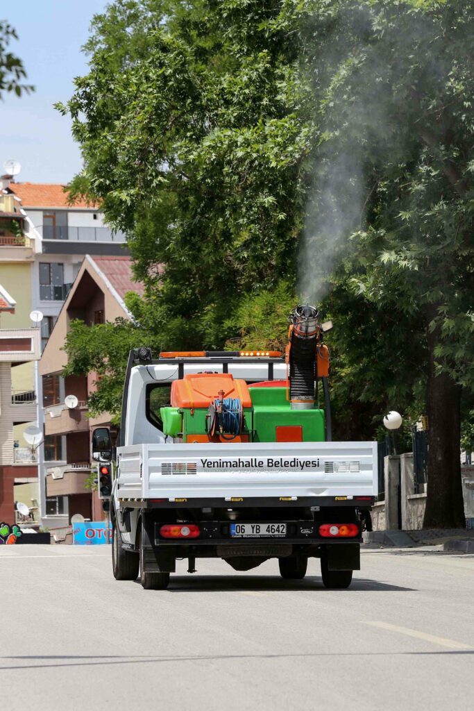 Yenimahalle’de sokak sokak ilaçlama çalışması