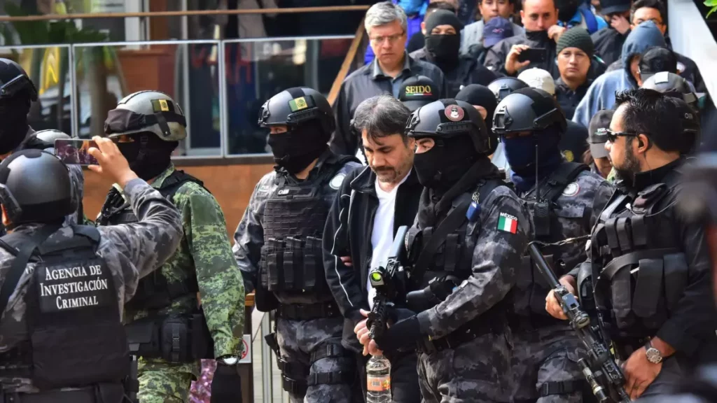 El mayo'nun sağ kollarından birisi olan damaso lopez götürülüyor. Fotoğraf: agence france presse