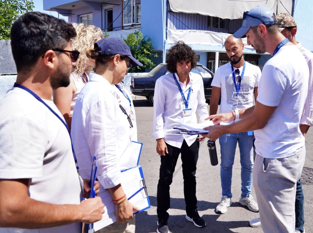 İzmir saha ekipleri, mahallelerde çalışmalarını sürdürüyor