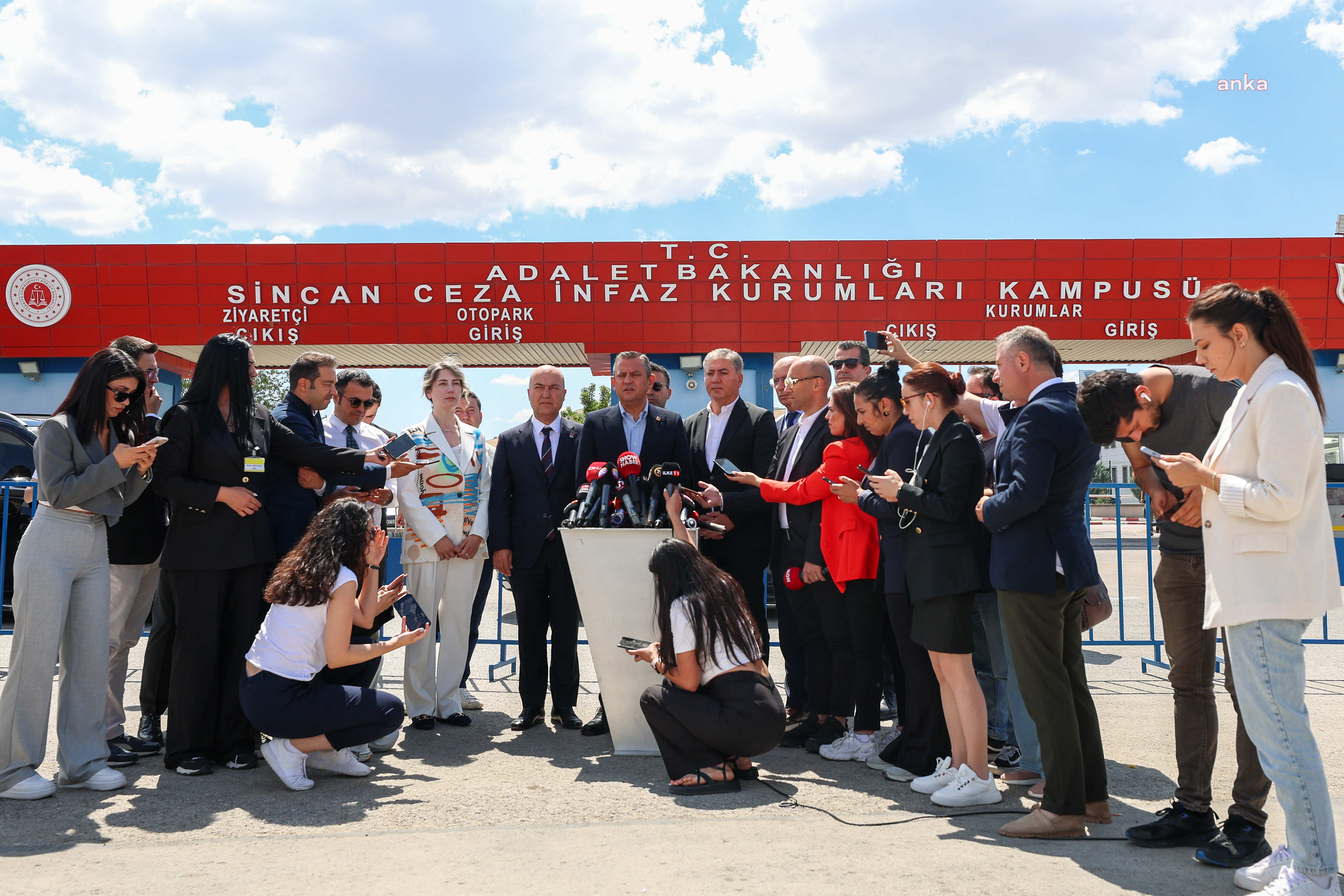 Özgür özel: biz sinan ateş'in tarafındayız