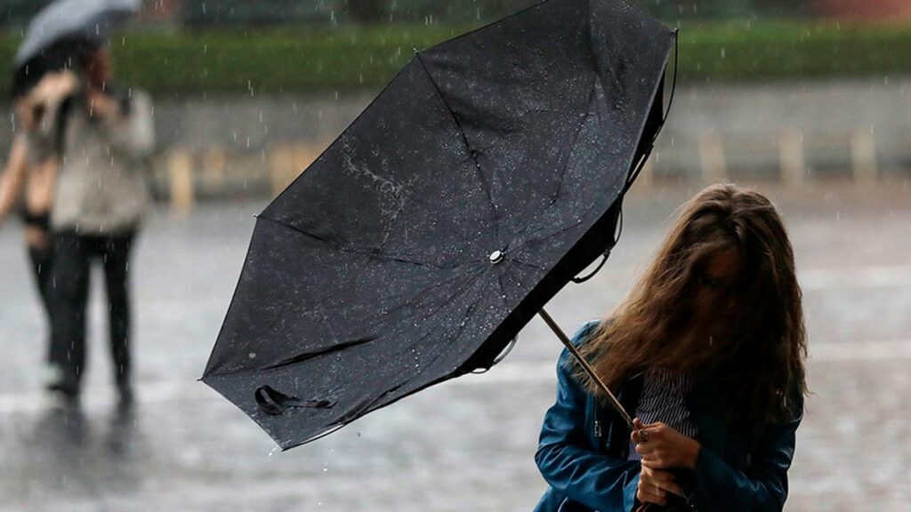 Meteoroloji, bugün ankara'nın da aralarında olduğu 5 il, yarın ise öğle saatlerinden itibaren 15 il için yerel kuvvetli sağanak ve gök gürültülü sağanak yağış uyarısı yaptı.