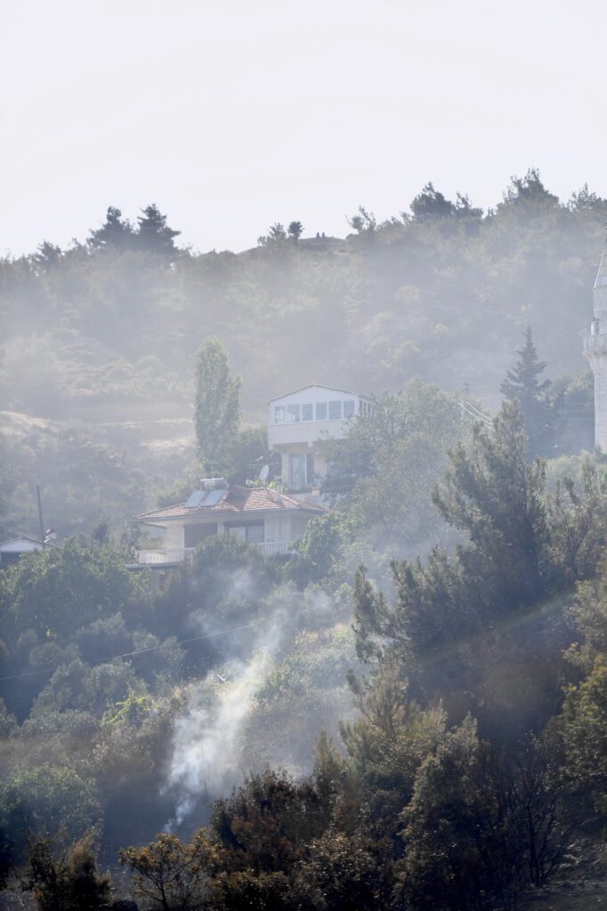 İzmir i̇tfaiyesi bornova'daki yangına müdahale ediyor