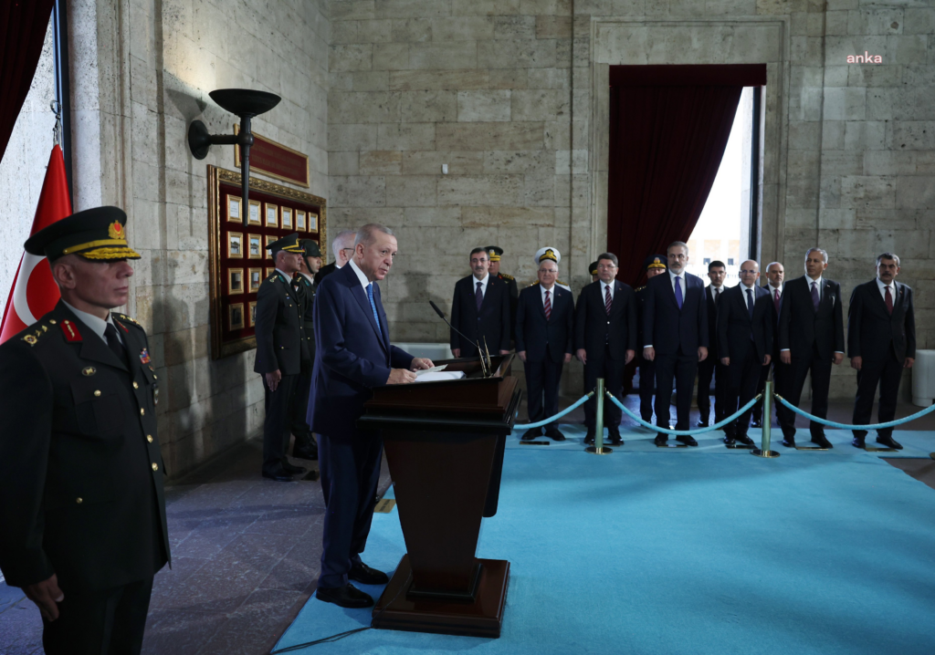 Cumhurbaşkanı erdoğan ve yaş üyeleri   anıtkabir'de