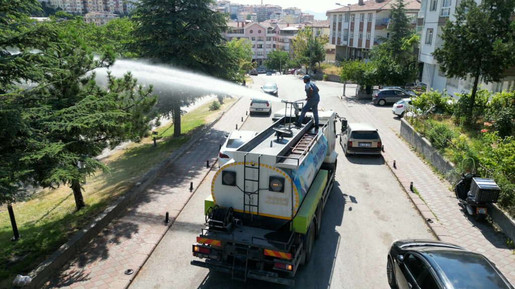 Parklar doğa dostu gübreyle yeşilleniyor