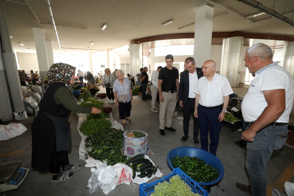 Başkan yaşar, köylü ve el emeği pazarı'nı ziyaret etti