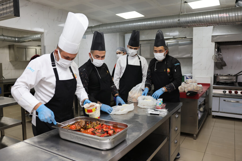 Gölbaşı belediyesi'nden ihtiyaç sahiplerine yemek hizmeti