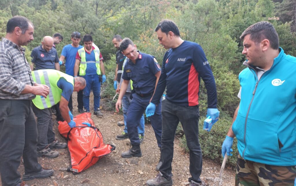 Bergama'da iş makinesi uçurumdan düştü