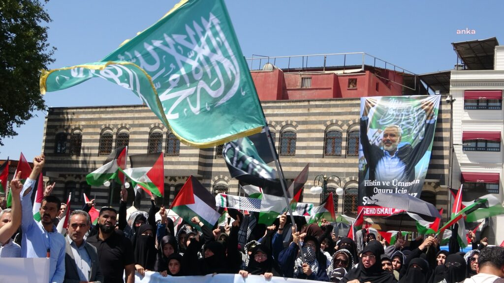 Diyarbakır’da haniye protestosu, burger king’e taşlı saldırı