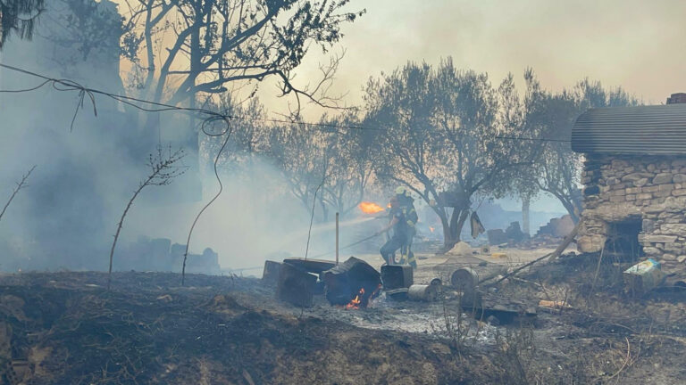 Gördes’te çıkan orman yangını devam ediyor