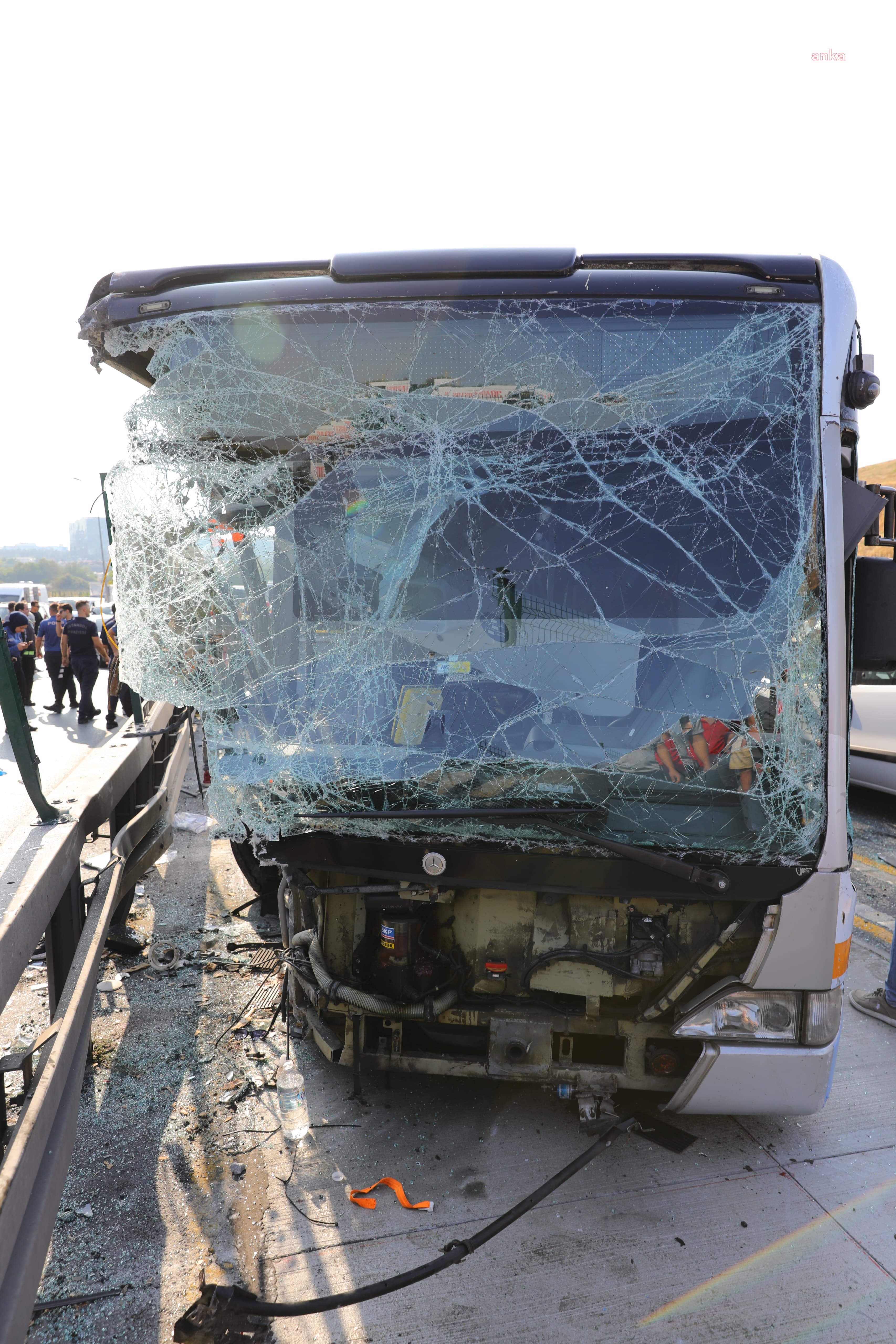 Metrobüs kazasında 1 kişi öldü, 2'si ağır 38 kişi yaralandı