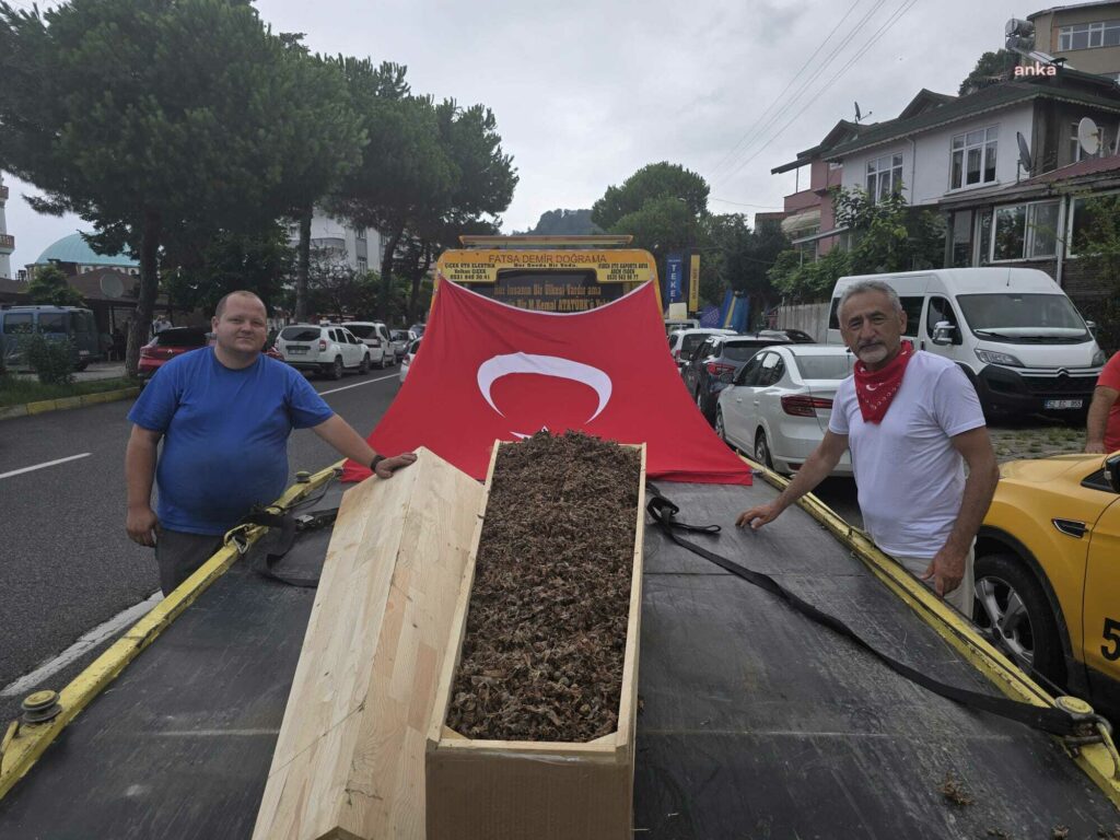 Tabuta fındık dolduran üretici, chp'li adıgüzel'in eylemine katıldı