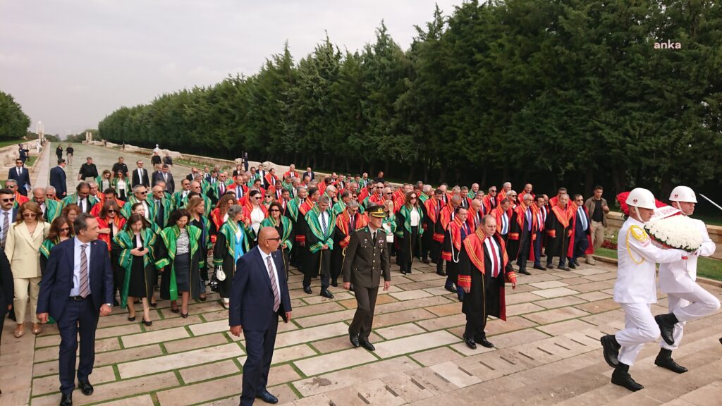 Yargıtay üyeleri adli yılın açılışı dolayısıyla anıtkabir'i ziyaret etti