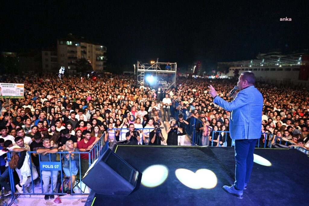 Başkan böcek elmalı’da haluk levent konserine katıldı