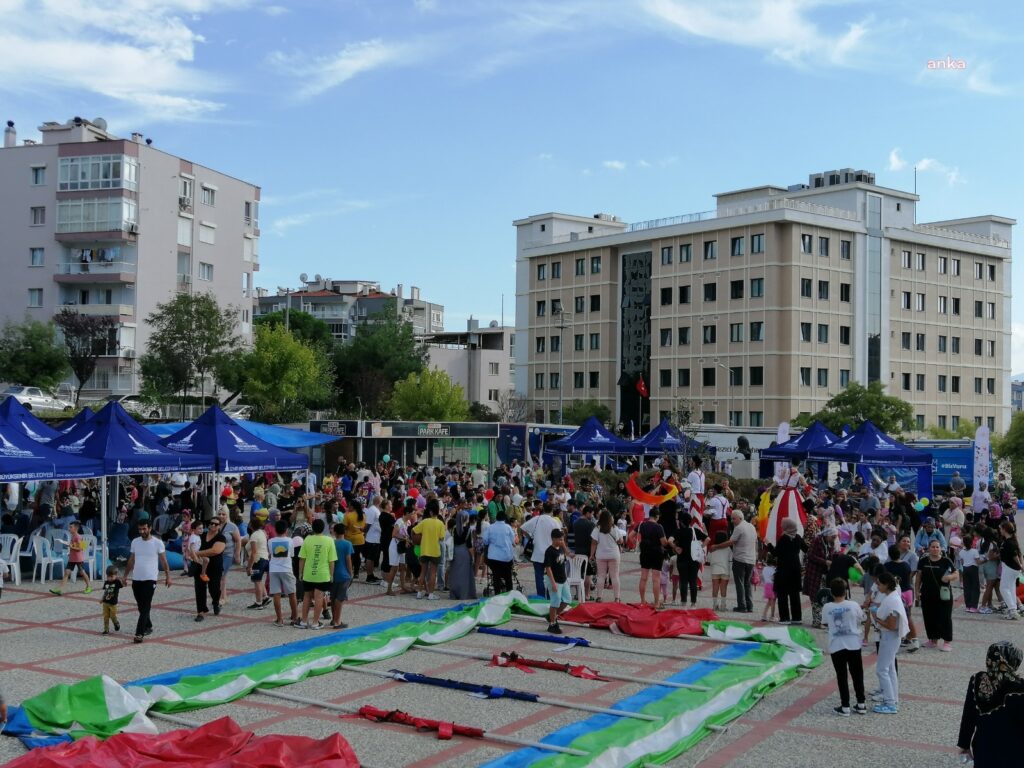 İzmir'de yangından etkilenen çocuklara özel etkinlik