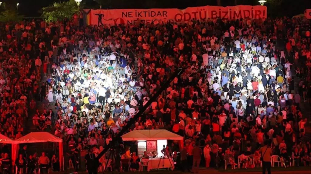 Odtü mezuniyet töreninde rektöre  protesto