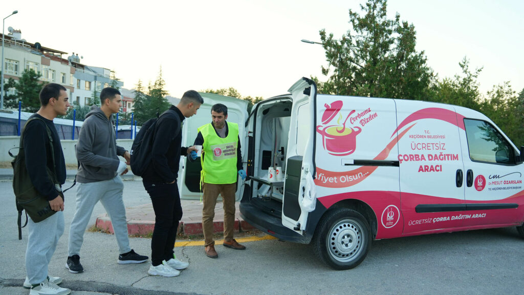 Öğrencilere ve işe gidenlere sıcak çorba