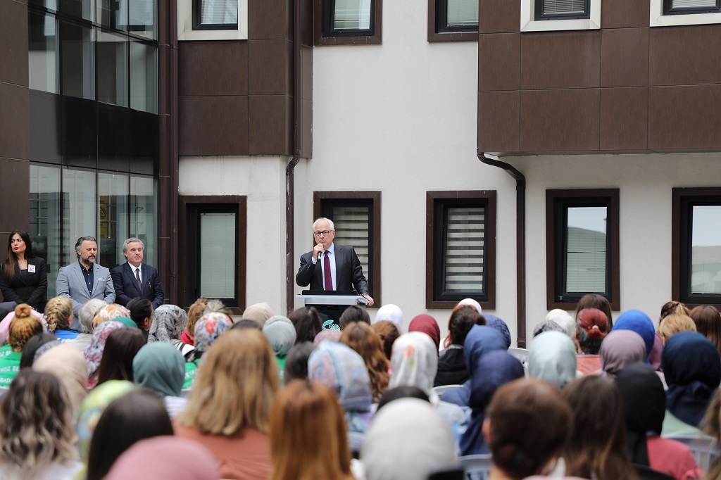 Beykoz belediye başkanı köseler, kadın personeliyle bir araya geldi: “i̇stanbul sözleşmesi tekrar kabul edilmeli ve yasal düzenlemeler hayata geçirilmelidir”